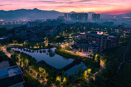 中国广西蒙山县太阳能路灯照亮村屯之夜