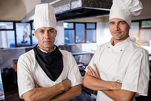 两个,男性,厨师,站立,双臂交叉,厨房