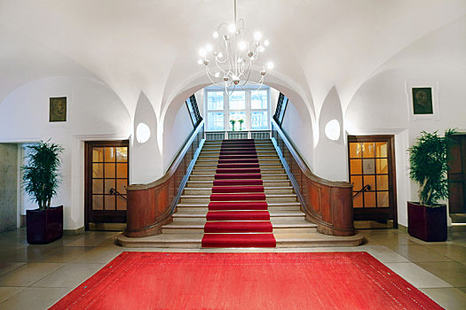 室內的紅樓梯