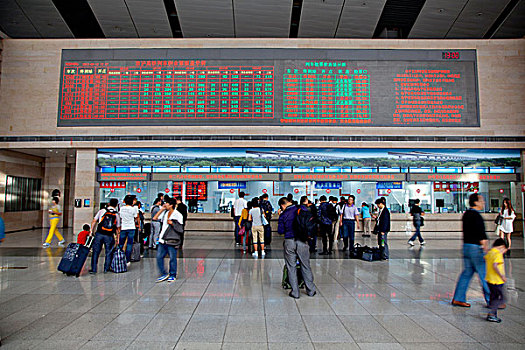 北京南站候车大厅电子屏幕和购票窗口