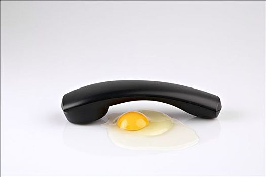电话听筒,旁侧,蛋黄