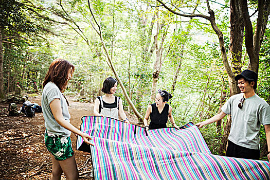 三个女人,年轻,站立,男人,树林,拿着,野餐,地毯