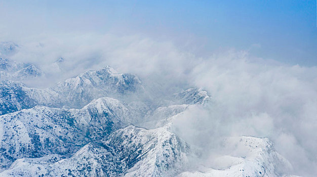 山西省运城市迎来2020年首场雪,俯瞰白雪皑皑中条山云雾飘渺犹如仙境