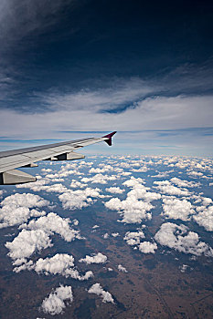 商用飞机在云层上面飞行