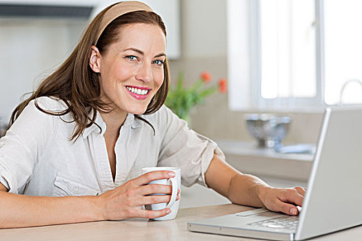 微笑,女人,咖啡杯,笔记本电脑,厨房