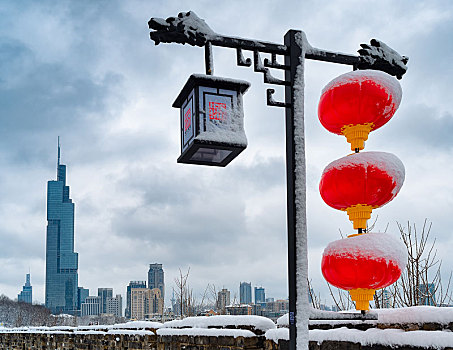 大红灯笼映照下的南京紫峰大厦