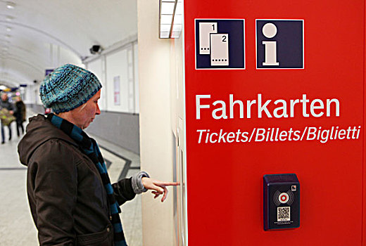 女人,买,车票,自动售票机,火车站,科隆,北莱茵-威斯特伐利亚,德国,欧洲