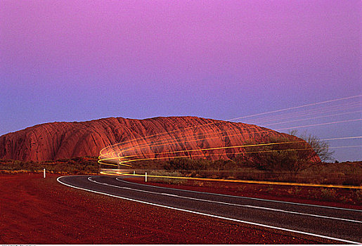 艾尔斯巨石,乌卢鲁巨石,公路,光影,北领地州,澳大利亚