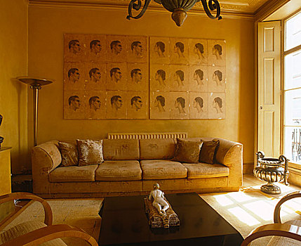 起居室,黄色,墙壁,地毯,沙发,落地窗,百叶窗,雕塑,落地灯,绘画,室内,房间,传统,现代
