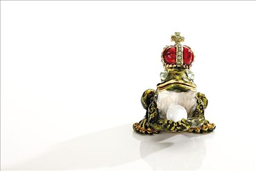 青蛙,小雕像,穿,皇冠,拿着,珍珠