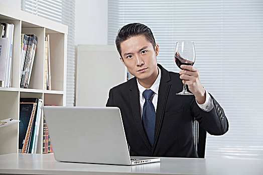 红酒杯图片_红酒杯图片大全_红酒杯电脑壁纸