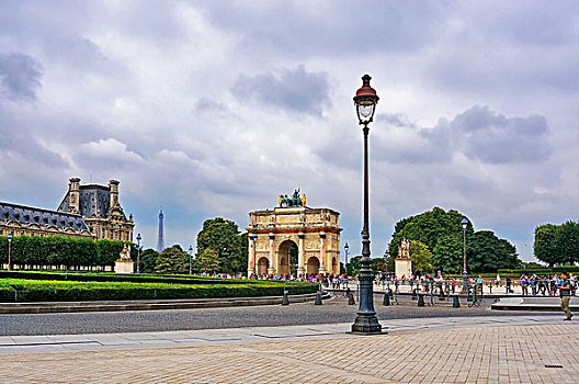 法国巴黎卢浮宫外景广场