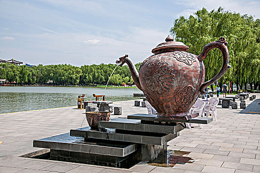 陕西省西安大唐芙蓉园陆羽茶社的鎏金茶壶