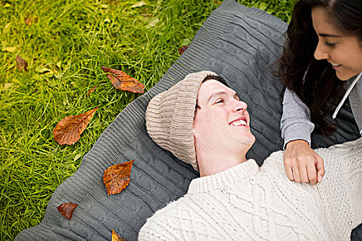 年轻,情侣,躺着,地毯,男人,戴着,针织帽