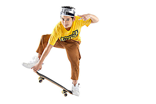 玩滑板的年轻男子