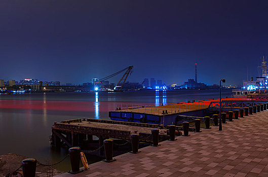 上海黄浦江江边码头