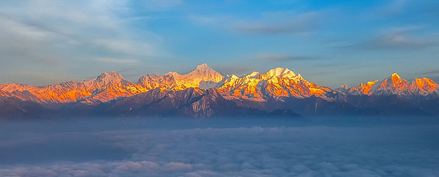 四川贡嘎雪山日照金山