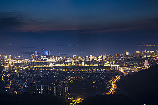 海湾城市夜景天际线