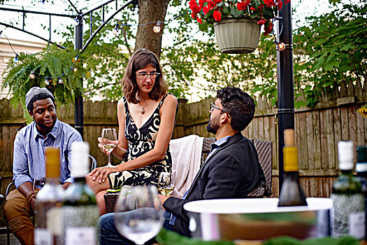三个人,花园派对,坐,交谈,拿着,葡萄酒杯