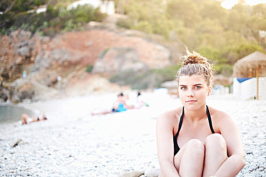 少女,搂抱,膝,坐,海滩,西班牙