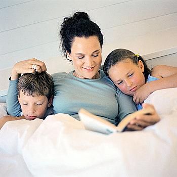 母亲,卧,床上,孩子,读,书本
