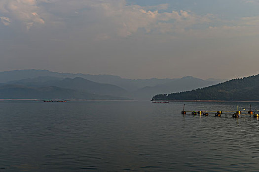 游艇,蓝天,白云,湖,岛,浪花,水痕,波纹,快艇,船,山,山脉