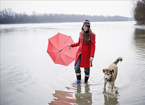 女青年,拿着,伞,涉水,河,狗,微笑