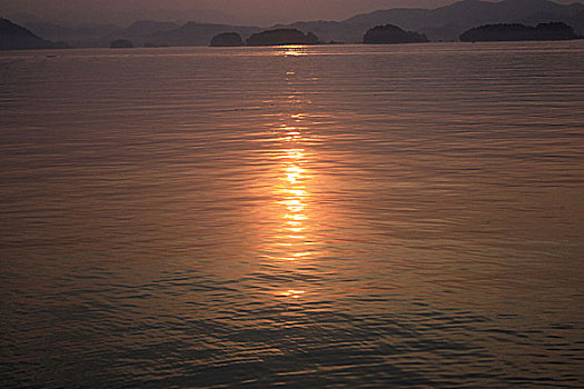 千岛湖夕阳晚霞湖泊太阳湖面波光粼粼倒影