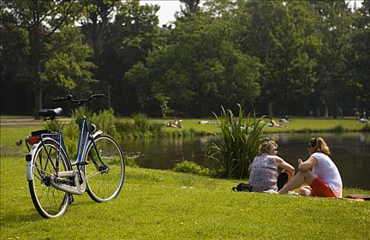 两个女人,坐,公园,阿姆斯特丹,荷兰