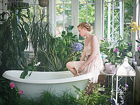 少妇,坐,边缘,浴缸,卫生间,植物