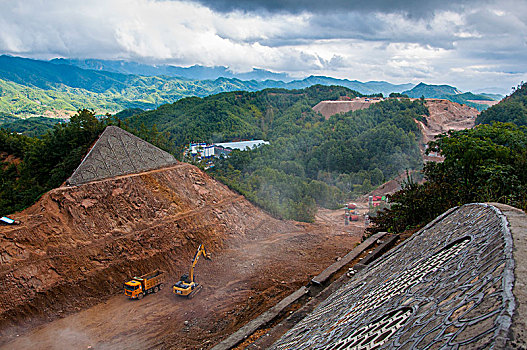 正在施工的高速公路