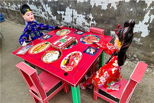河南滑县,农村人去世三周年纪念活动上的纸扎,麻将桌