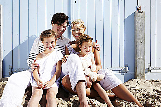 孩子,父母,坐,沙子,正面,海滩小屋