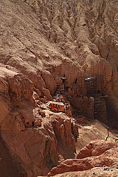 维修中的吐峪沟千佛洞,新疆吐鲁番鄯善
