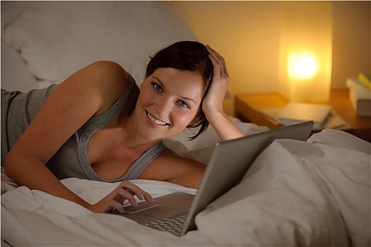 卧室,晚间,女人,笔记本电脑