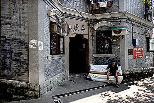 重庆山城步行道旁的历史建筑