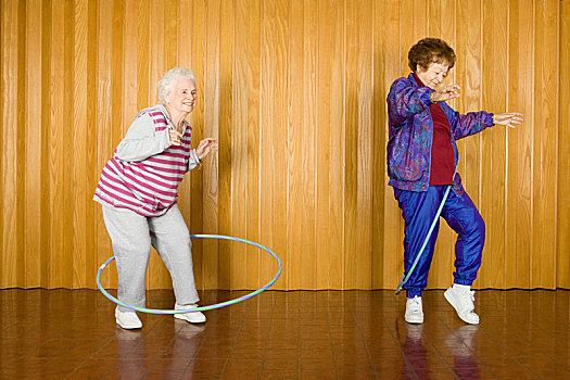 两个,老年,女人,练习,呼拉圈