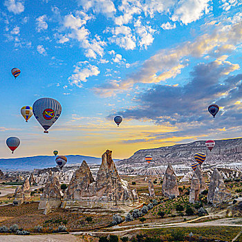 热气球,上升,空中,上方,风景,仙人烟囱岩,石灰石,柱子,靠近,卡帕多西亚,日落,土耳其