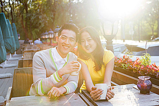 坐在咖啡厅的情侣