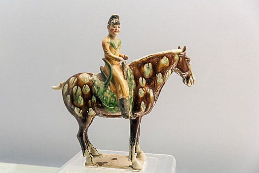 上海博物馆藏唐代彩色釉陶骑马男俑