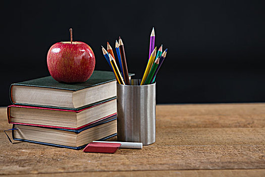 学习用品,书本,一堆,红苹果,上面,特写