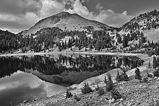 顶峰,湖,拉森火山国家公园,加利福尼亚,美国