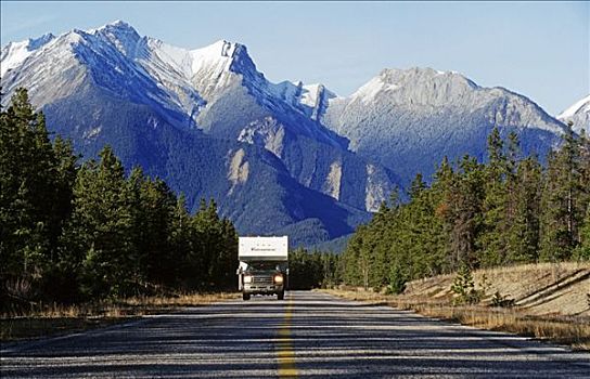 皮卡,露营者,驾驶,公路,碧玉国家公园,艾伯塔省,加拿大,山峦,背景