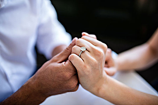 特写,情侣,握手,订婚戒指