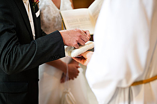 情侣,婚礼,教堂,正面,天主教,牧师,新郎,给,新娘
