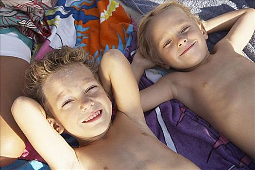 兄弟,躺着,海滩,毯子,马略卡岛,西班牙