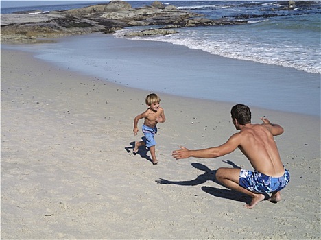 父子,4-6岁,玩,海滩,男孩,跑,男人,手臂,微笑,俯视图
