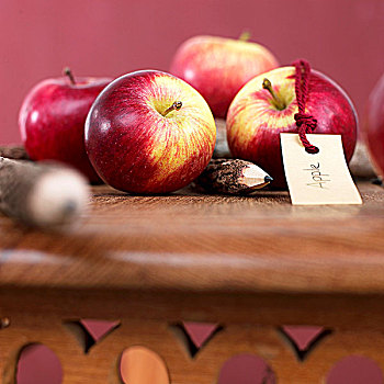 苹果,铅笔,木桌子