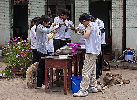 大学生志愿者在苗寨