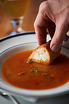 手,浸,面包,碗,西红柿汤
